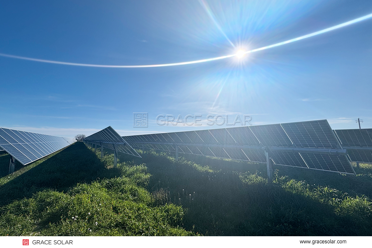 Parque-solar-terrestre-con-sistema-monoposte-Grace-Solar-en-UE